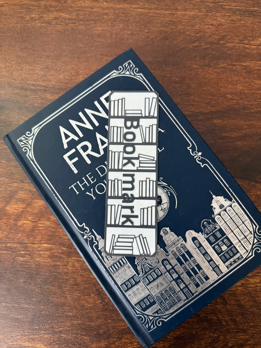 Shelfie – The Bookshelf Bookmark