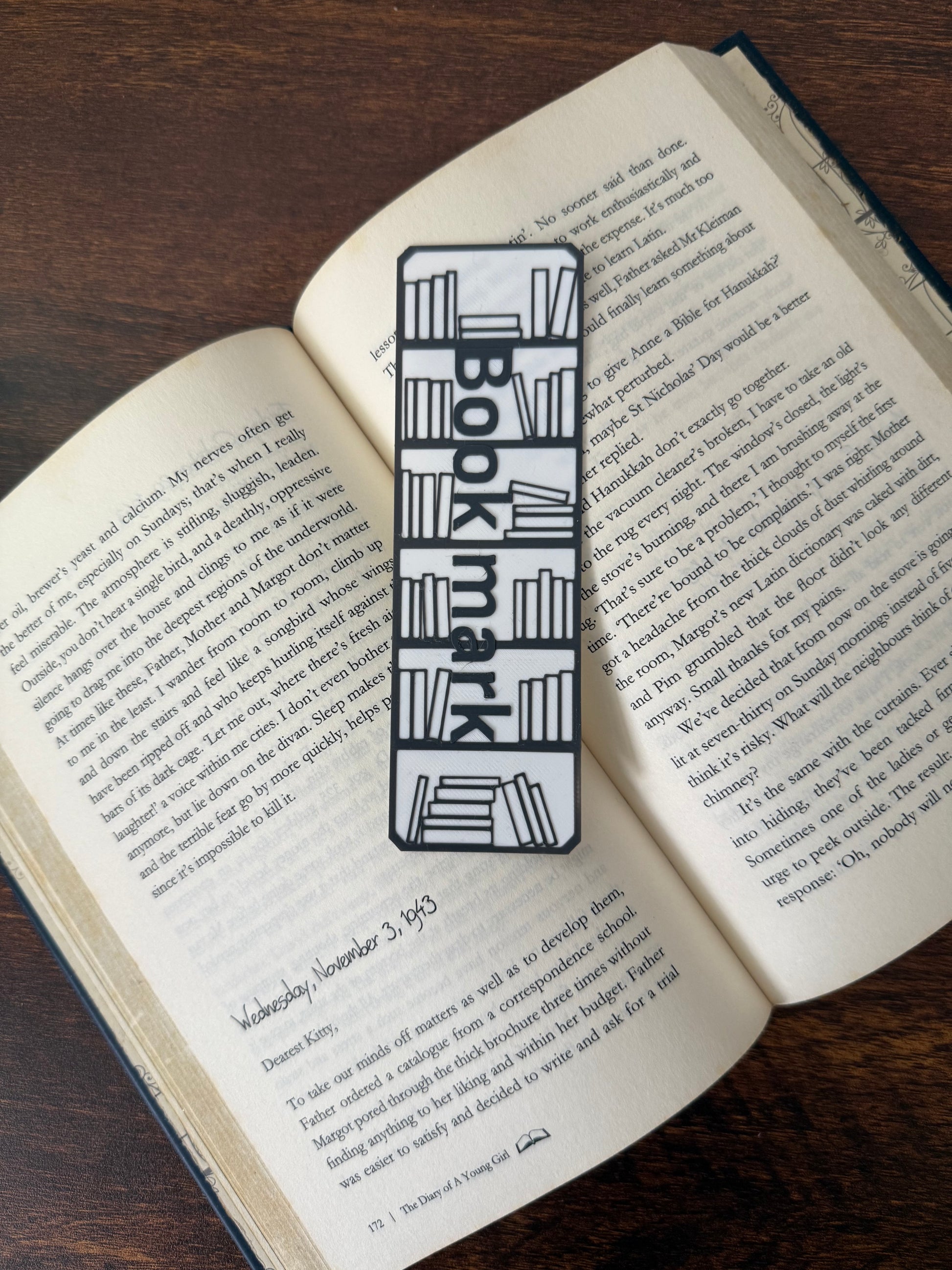Shelfie – The Bookshelf Bookmark